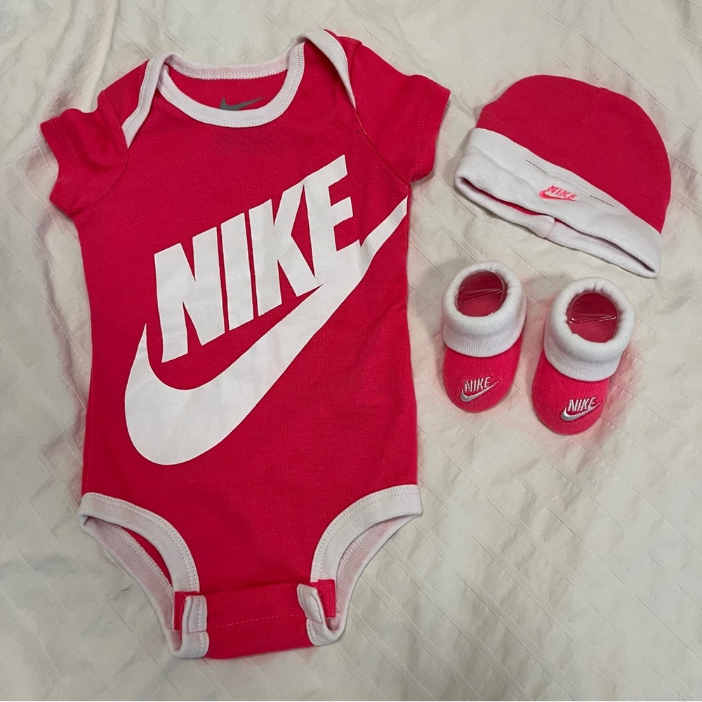 0-6 Months Nike Three Piece Set